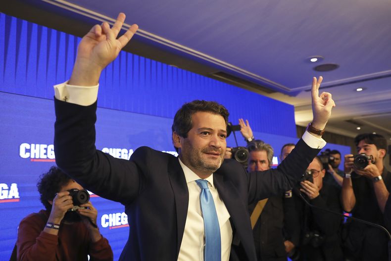 Andre Ventura, líder del partido derechista Chega, hace la señal de la victoria ante sus simpatizantes tras el anuncio de los resultados de los comicios generales de Portugal, el lunes 11 de marzo de 2024, en Lisboa. (AP Foto/Joao Henriques)