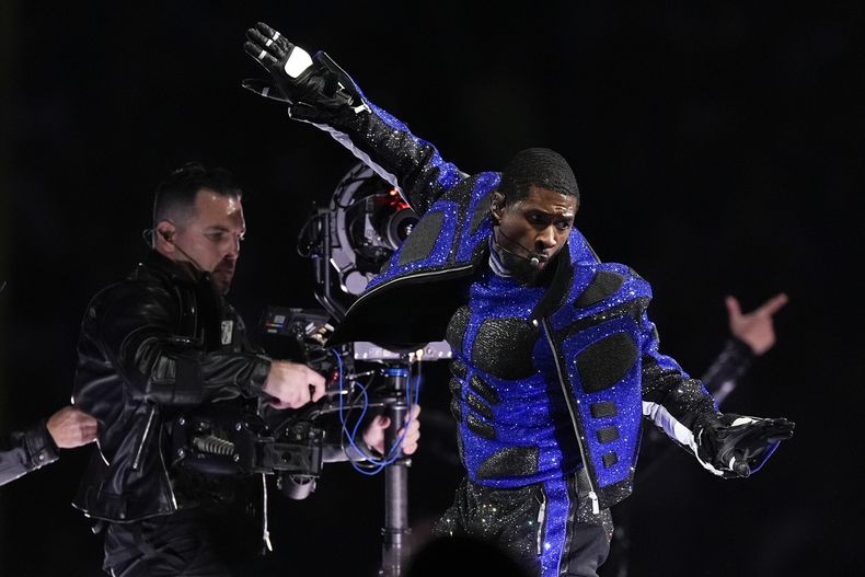 Usher durante su presentación en el espectáculo de medio tiempo del Super Bowl 58 de la NFL entre los 49ers de San Francisco y los Chiefs de Kansas City el domingo 11 de febrero de 2024 en Las Vegas. (Foto AP/George Walker IV)