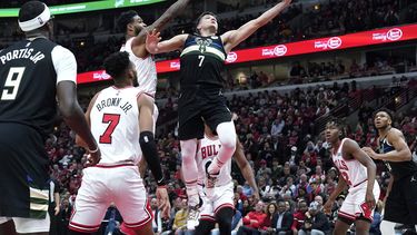 Bucks superan 118-81 a Bulls y retoman ventaja en la serie