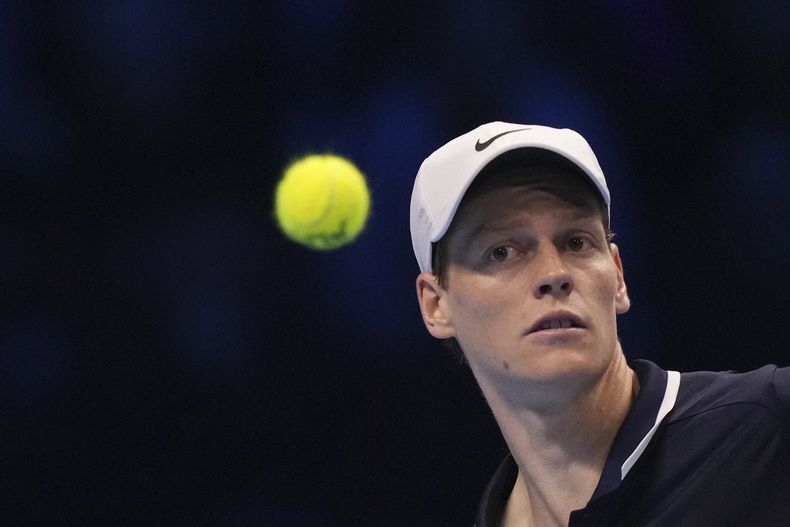 El italiano Jannik Sinner regresa la bola en el encuentro de las Finales de la ATP ante el ruso Daniil Medvedev el jueves 14 de noviembre del 2024. (AP Foto/Antonio Calanni)