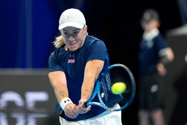 Sonay Kartal devuelve ante Marie Bouzkova en los cuartos de final de la Copa Billie Jean, el 22 de septiembre de 2026, en Shenzhen, China. (AP Foto/Andy Wong)