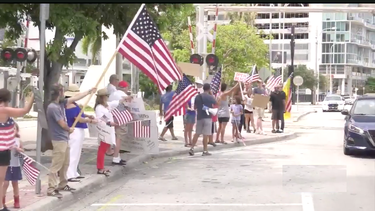manifestantes en el downtown de miami piden el levantamiento de restricciones