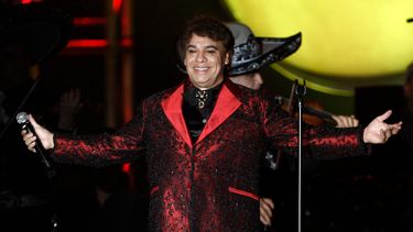 ARCHIVO - Juan Gabriel se presenta en el evento Persona del Año de la Academia Latina de la Grabación en su honor el miércoles 4 de noviembre de 2009 en Las Vegas. (Foto AP/Matt Sayles, archivo)