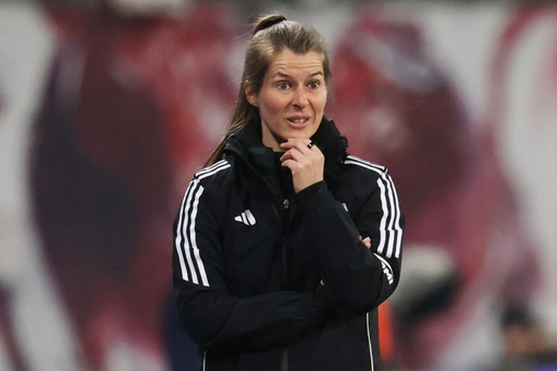 La entrenadora del Union Berlin, Marie-Louise Eta, observa desde la banda durante un partido de fútbol de la Bundesliga entre el RB Leipzig y el 1. FC Union Berlin, el viernes 24 de abril de 2026, en Leipzig, Alemania. (Jan Woitas/dpa vía AP)