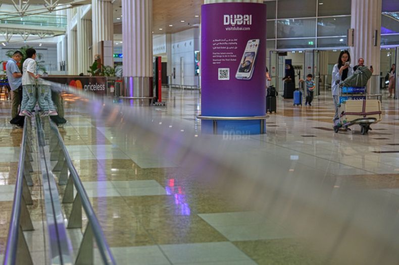 Pasajeros salen de la sala de recogida de equipaje en la Terminal 3 del Aeropuerto Internacional en Dubái, Emiratos Árabes Unidos, el miércoles 26 de agosto de 2026. (AP Foto/ Fatima Shbair)