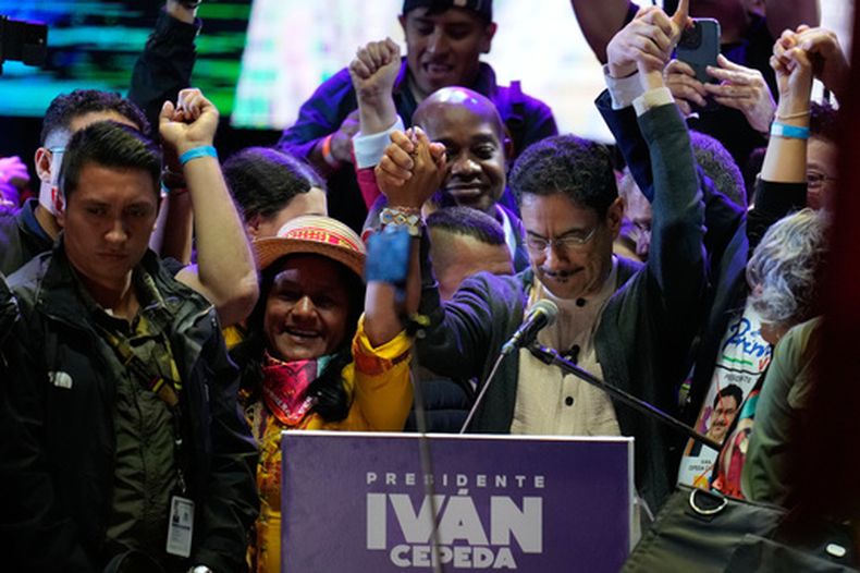 El senador Iván Cepeda, candidato presidencial de la coalición gobernante Pacto Histórico (derecha), y su compañera de fórmula, la senadora Aida Quilcue, levantan los brazos al unísono durante un mitin de campaña en Bogotá, Colombia, el viernes 22 de mayo de 2026. (Foto AP/Fernando Vergara)
