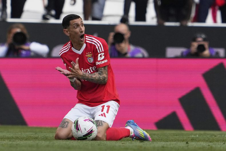 El delantero argentino del Benfica, Ángel Di María, le protesta al árbitro Joao Pinheiro durante un partido de la liga portuguesa ante Sporting CP en el estadio Luz de Lisboa, Portugal, sábado 10 mayo, 2025. (AP Foto/Armando Franca)