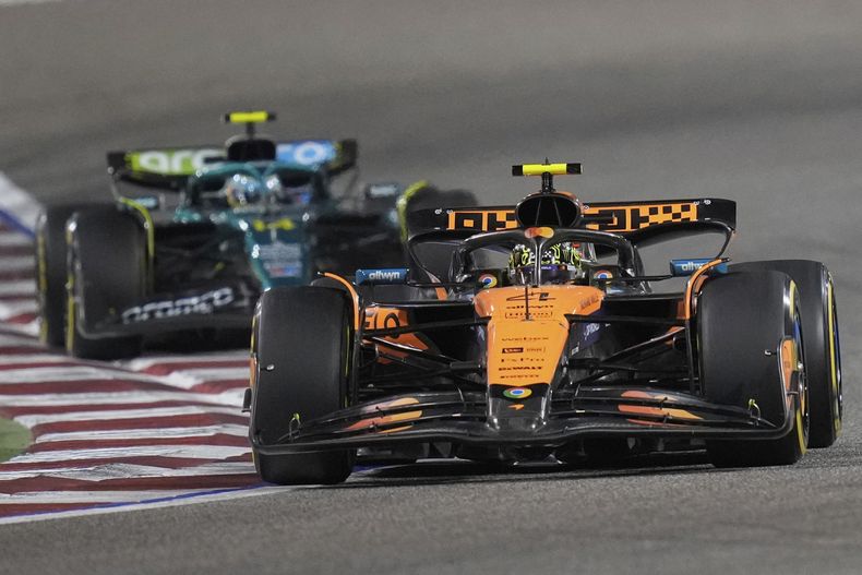 El británico Lando Norris de McLaren en acción durante el Gran Premio de Bahrein el domingo 13 de abril del 2025. (AP Foto/Darko Bandic)