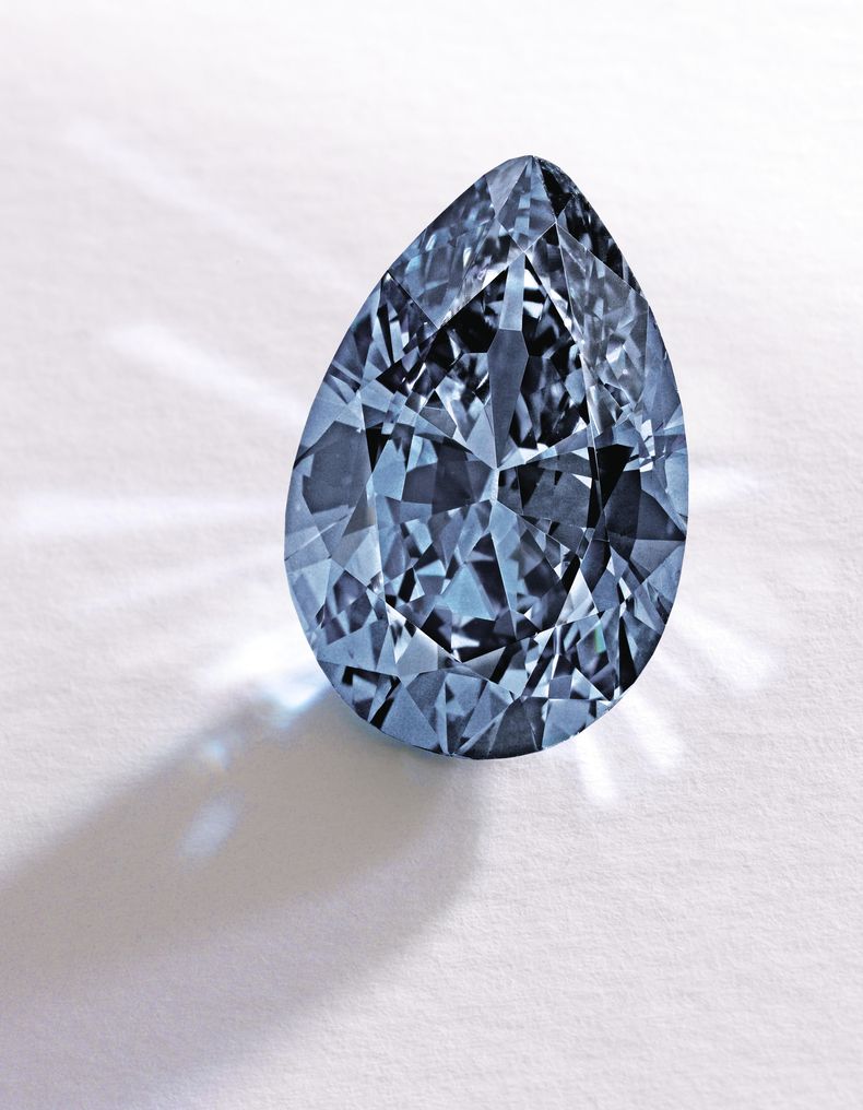 Esta foto distribuida por Sothebys muestra un diamante de color de fantas&iacute;a azul con forma de pera, de la herencia de Rachel "Bunny" Mellon, vendido el 20 de noviembre de 2014 por 32,6 millones de d&oacute;lares, un precio r&eacute;cord