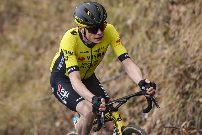 El viernes 8 de marzo del 2024, el ciclista holandés Jonas Vingegaard pedalea para ganar la quinta etapa del Tirreno Adriatico. El martes 7 de mayo del 2024, Vingegaard vuelve a rodar tras choque en el Tour del País Vasco. (Fabio Ferrari/LaPresse via AP, Archivo)