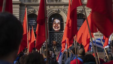 Miembros del Partido Comunista de Uruguay rinden tributo a Amelia Sanjurjo en su funeral en la Universidad de la República en Montevideo, Uruguay, el jueves 6 de junio de 2024. La Fiscalía uruguaya confirmó que los restos humanos encontrados en junio de 2023 en el Batallón 14 del Ejército uruguayo pertenecen a Sanjurjo, víctima de la dictadura de 1973-1985 que tenía 41 años y estaba embarazada cuando fue desaparecida. (AP Foto/Matilde Campodónico)
