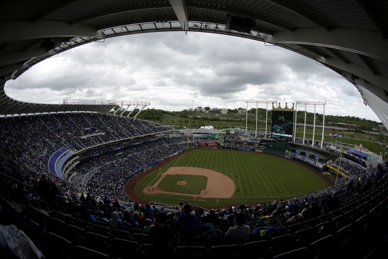 ARCHIVO - Los aficionados esperan el inicio de un juego entre los locales Reales de Kansas City y los Mellizos de Minnesota, el domingo 30 de abril de 2017 (AP Foto/Charlie Riedel, File)