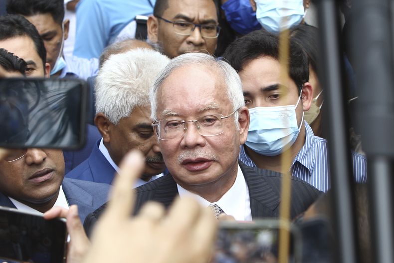 ARCHIVO - El ex primer ministro de Malasia Najib Razak, centro, habla con simpatizantes afuera de la corte de apelaciones de Putrajaya, Malasia, el 23 de agosto de 2022. (AP Foto, archivo)