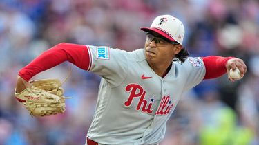 Jesús Luzardo, abridor de los Filis de Filadelfia, lanza durante la primera entrada del juego de béisbol de Grandes Ligas ante los Reales de Kansas City, el sábado 4 de julio de 2026, en Kansas City, Missouri. (AP Foto/Charlie Riedel)