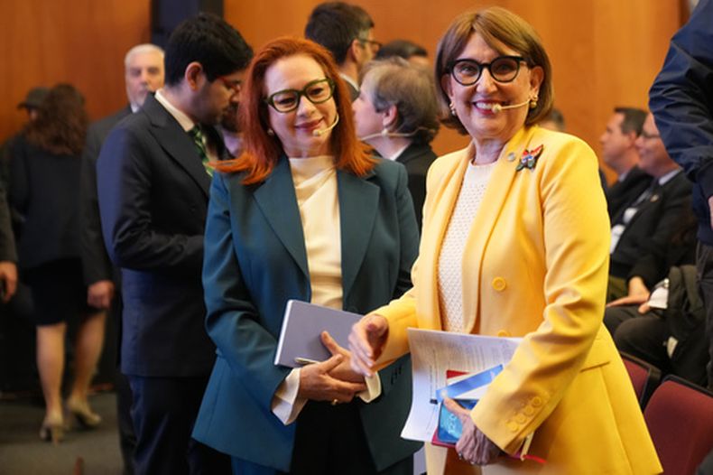 Las candidatas latinoamericanas a la Secretaría General de la ONU, Rebeca Grynspan de Costa Rica (derecha) y María Fernanda Espinosa de Ecuador asisten a una reunión para debatir sus propuestas en Montevideo, Uruguay, el lunes 3 de agosto de 2026. (AP Foto/Matilde Campodonico)