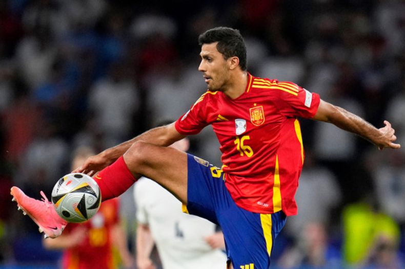 ARCHIVO - El volante español Rodri Hernández durante la final de Eurocopa contra Inglaterra, el domingo 14 de julio de 2024, en Berlín. (AP Foto/Manu Fernández)