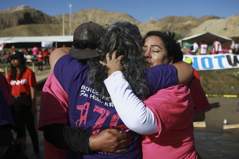 Personas que viven en México se reúnen con familiares que viven en Estados Unidos, durante el evento anual Abrazos, no Muros en un tramo del Río Bravo, en Ciudad Juárez, México, el sábado 2 de noviembre de 2024. (Foto AP/Christian Chavez)