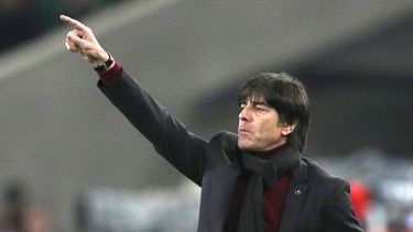 americateve | El t&eacute;cnico de Alemania Joachim Loew da indicaciones a sus jugadores durante un partido amistoso con Chile el 5 de marzo del 2014 en Stuttgart, Alemania.  (AP Photo/Matthias Schrader)