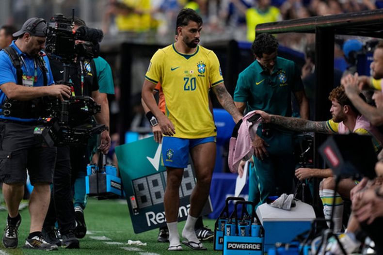 El volante brasileño Lucas Paquetá (20) se dirige a la banca tras lesionarse en el partido contra Japón por los 16vos de final del Mundial, el lunes 29 de junio de 2026, en Houston. (AP Foto/Ashley Landis)