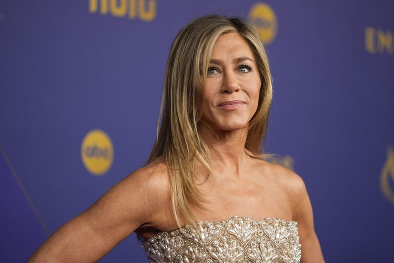 ARCHIVO - Jennifer Aniston llega a la 76a entrega de los premios Primetime Emmy el 15 de septiembre de 2024 en el Teatro Peacock de Los Ángeles. (Foto AP/Jae C. Hong, archivo)