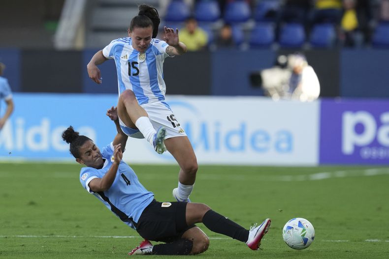 Carina Felipe, de la selección de Uruguay, derriba a María Bonsegundo, de Argentina, en un partido de la Copa América Femenina, realizado el martes 15 de julio de 2025 en Quito (AP Foto/Dolores Ochoa)