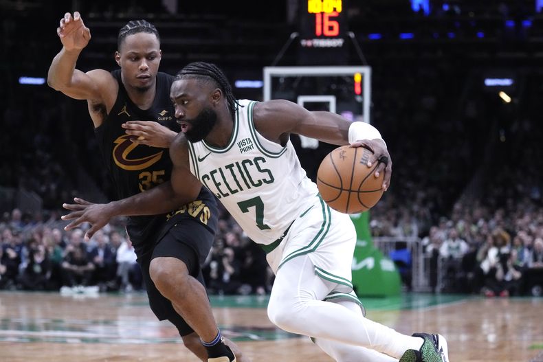 Jaylen Brown, de los Celtics de Boston, avanza frente a Isaac Okoro, de los Cavaliers de Cleveland, en el partido de playoffs disputado el martes 7 de mayo de 2024 (AP Foto/Charles Krupa)