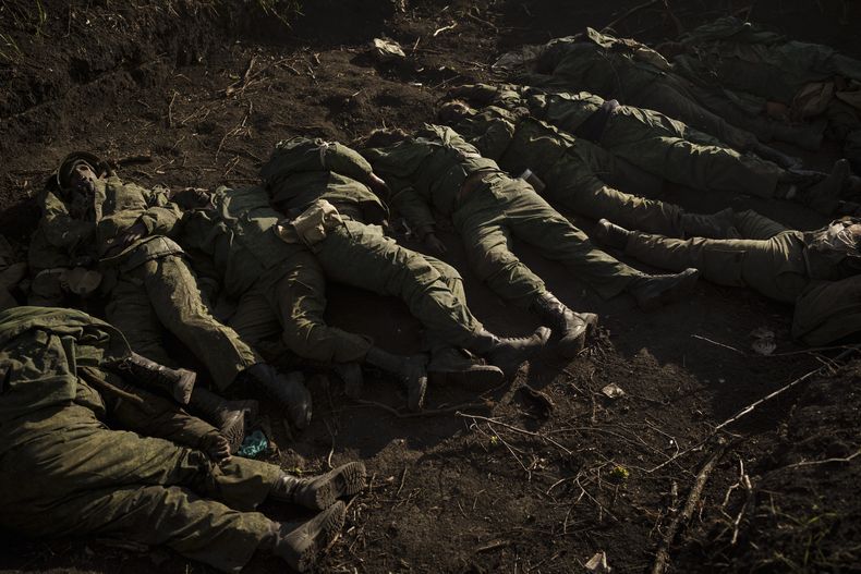 Los cuerpos de 11 soldados rusos yacen en la aldea de Vilkhivka, recientemente recuperada por las fuerzas ucranianas, cerca de Járkiv, Ucrania, el lunes 9 de mayo de 2022. (AP Foto/Felipe Dana)