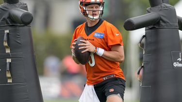 ARCHIVO - Foto del 27 de julio del 2023, el quarterback de los Bengals de Cincinnati Joe Burrow realiza un ejercicio durante el campamento de entrenamiento. El miércoles 30 de agosto del 2023, Burrow regresa a los entrenamientos tras un mes fuera por lesión. (AP Foto/Jeff Dean, Archivo)