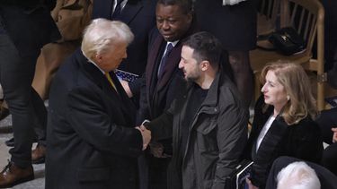 El presidente electo de EEUU, Donald Trump, y el presidente ucraniano Volodymyr Zelenskyy se saludan en la reapertura de la catedral de Notre Dame, en París, Francia, tras su remodelación luego de un incendio en 2019, el sábado 7 de diciembre de 2024. (Foto, Ludovic Marin, Pool vía AP)