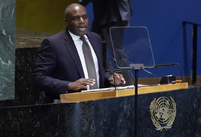 El secretario de Relaciones Exteriores de Reino Unido, David Lammy, pronuncia un discurso en la Asamblea General de la ONU, el lunes 23 de septiembre de 2024. (AP Foto/Richard Drew)