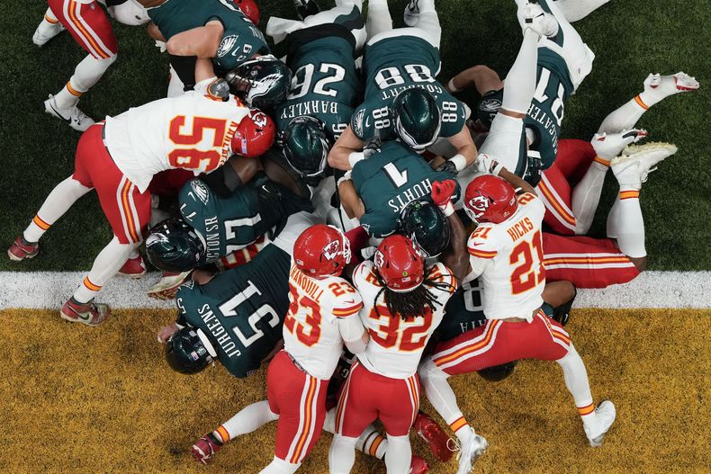 ARCHIVO - El quarterback Jalen Hurts (1), de los Eagles de Filadelfia, es empujado sobre la línea de goal por sus compañeros de equipo frente a los Chiefs de Kansas City durante la primera mitad del Super Bowl 59, el domingo 9 de febrero de 2025, en Nueva Orleans. (AP Foto/Godofredo A. Vásquez, Archivo)