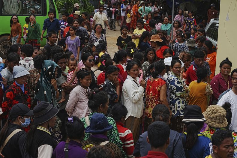 Vecinos esperan a recibir suministros donados por una organización benéfica en Wat Phnom Kamboar, provincia de Oddar Meanchey, Camboya, el domingo 27 de julio de 2025, durante combates entre fuerzas de Tailandia y Camboya. (AP Foto/Heng Sinith)