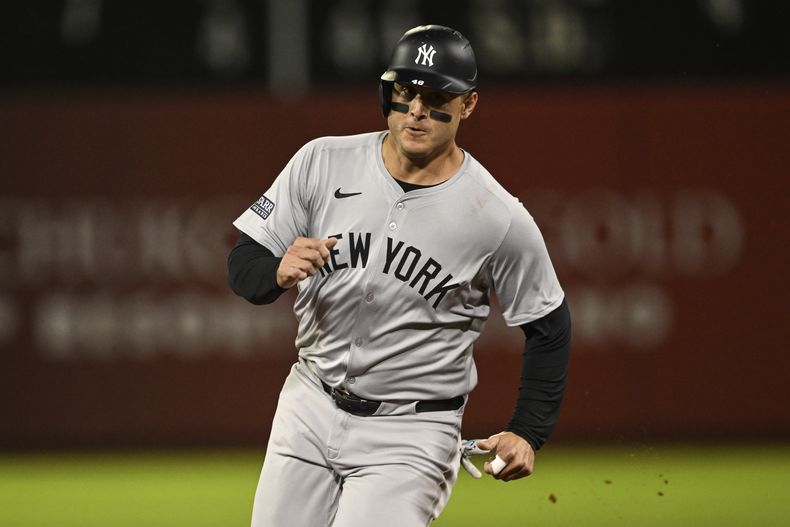 Anthony Rizzo, de los Yankees de Nueva York, corre hacia la tercera base durante la quinta entrada contra los Atléticos de Oakland, el viernes 20 de septiembre de 2024, en Oakland, California (AP Foto/Eakin Howard)