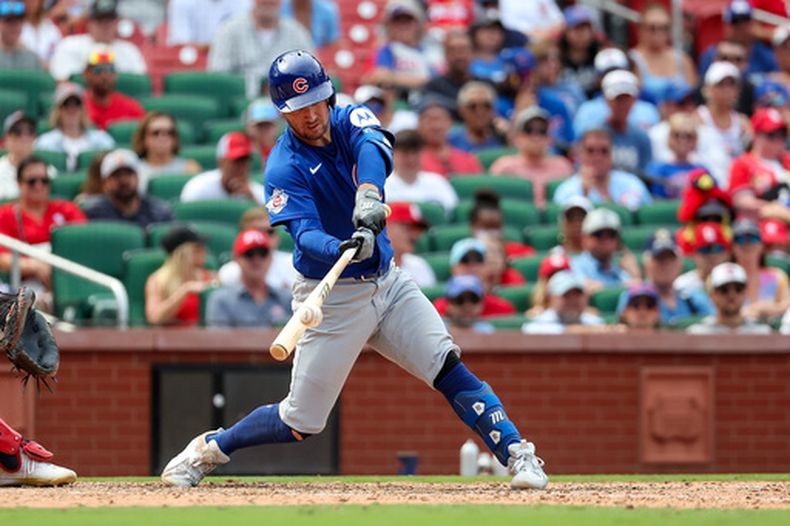 Alex Bregman de los Cachorros de Chicago conecta un doblete remolcador en el décimo inning del juego contra los Cardenales de San Luis, el jueves 30 de julio de 2026, en San Luis. (AP Foto/Scott Kane)