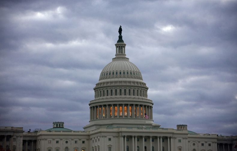 Amanecer en el Capitolio en Washington, el 21 de noviembre de 2013. Ante las elecciones legislativas del a&ntilde;o entrante, los estadoundienses tienen una estima sorprendentemente baja del Congreso, seg&uacute;n una encuesta de The Associated Press-GfK.