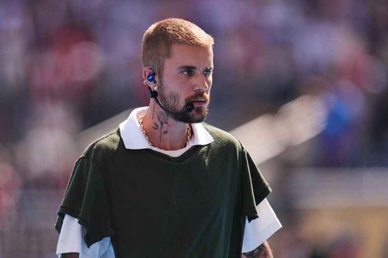 Justin Bieber abandona el campo tras actuar en el descanso de la final de la Copa del Mundo de fútbol entre España y Argentina en East Rutherford, Nueva Jersey, cerca de Nueva York, el domingo 19 de julio de 2026. (Foto AP/Abbie Parr)