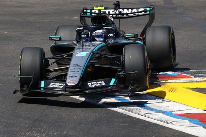 El italiano Kimi Antonelli maniobra su Mercedes durante el Gran Premio de Mónaco el domingo 7 de junio del 2026. (Yves Herman, Pool Photo via AP)