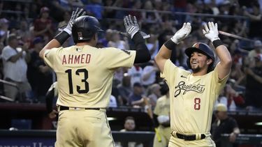 Dominic Fletcher, de los Diamondbacks de Arizona, festeja con su compañero Nick Ahmed, tras batear un jonrón de tres carreras ante los Gigantes de Nueva York, el viernes 12 de mayo de 2023 (AP Foto/Rick Scuteri)