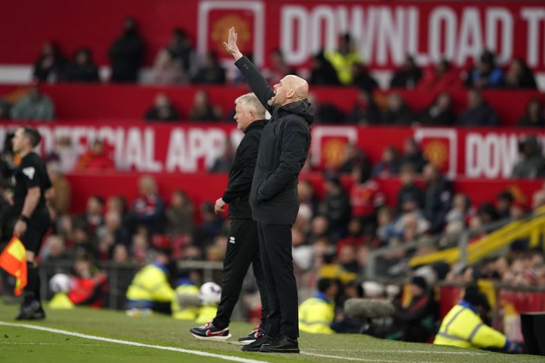 El técnico del Manchester United Erik ten Hag da instrucciones a su equipo en el encuentro ante el Sheffield United en la Liga Premier el miércoles 24 de abril del 2024. (AP Foto/Dave Thompson)