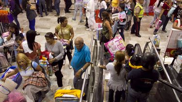 americateve | Compradores atiborran la tienda de autoservicio Traki el viernes 15 de noviembre de 2013 en Caracas, Venezuela. Hace unos d&iacute;as, el presidente Nicol&aacute;s Maduro orden&oacute; al ej&eacute;rcito tomar las tiendas de art&iacute;culos electrodom&ea