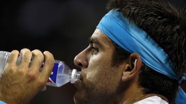 americateve | El argentino Juan Mart&iacute;n del Potro bebe agua durante una pausa en el partido contra su compatriota Carlos Berlocq en el Abierto de Tokio, el mi&eacute;rcoles 2 de octubre de 2013. (Foto AP/Shuji Kajiyama)