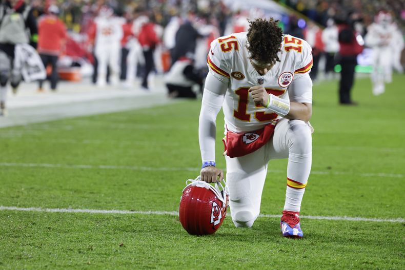 El quarterback de los Chiefs de Kansas City Patrick Mahomes antes del inicio del partido ante los Packers de Green Bay, el domingo 3 de diciembre de 2023, en Green Bay, Wisconsin. (AP Foto/Matt Ludtke)
