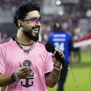 ARCHIVO - El músico Luis Figueroa, de Puerto Rico, canta el himno nacional antes de un partido de la MLS entre el Inter Miami y Real Salt Lake, el 21 de febrero de 2024, en Fort Lauderdale, Florida. Figueroa fusiona salsa y música urbana en su EP “Coexistencia” lanzado en mayo de 2024. (Foto AP/Lynne Sladky, archivo)