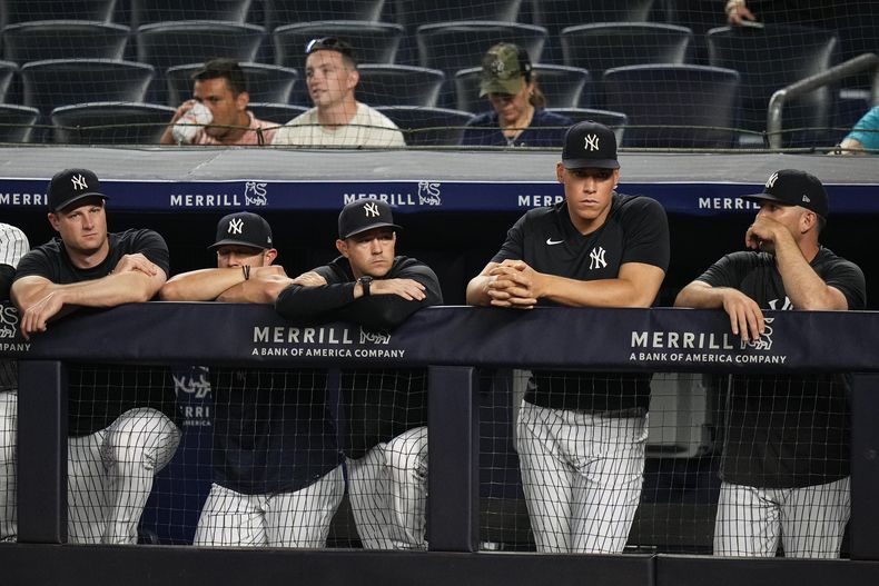 Jugadores de los Yanquis de Nueva York entre ellos Gerrit Cole (izquierda) y Aaron Judge (segundo de derecha a izquierda) observan el juego frente a los Orioles de Baltimore en Nueva York. Jueves 6 de julio de 2023. (AP Foto/Frank Franklin II)