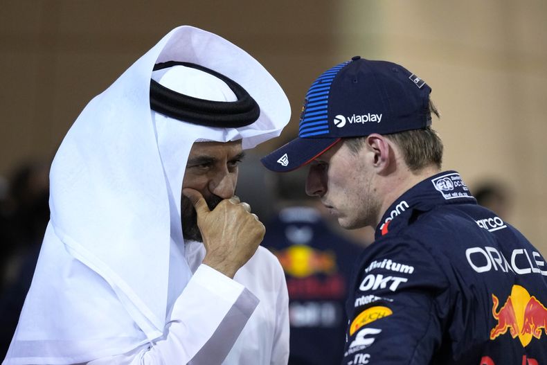 El piloto de Red Bull Max Verstappen (izquierda) charla con el presidente de la FIA Mohammed Ben Sulayem tras ganar la pole para el Gran Premio de Bahrein, el viernes 1 de marzo de 2024. (AP Foto/Darko Bandic)