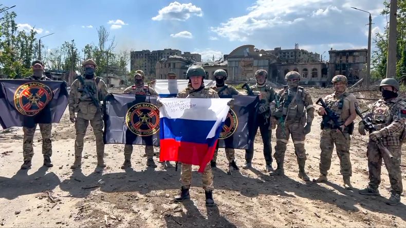 Archivo - Imagen tomada de un video y publicada el 20 de mayo de 2023 por el servicio de prensa de Yevgeny Prigozhin, jefe del contratista militar privado ruso Grupo Wagner, en la que él (al centro) habla mientras sostiene una bandera rusa frente a sus soldados en Bájmut, Ucrania. (Servicio de Prensa de Prigozhin vía AP, Archivo)