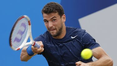 americateve | Grigor Dimitrov en un pasaje del partido en que venci&oacute; a Stan Wawrinka  en el torneo de Londres el 14 de junio del 2014. (AP Foto/Sang Tan)