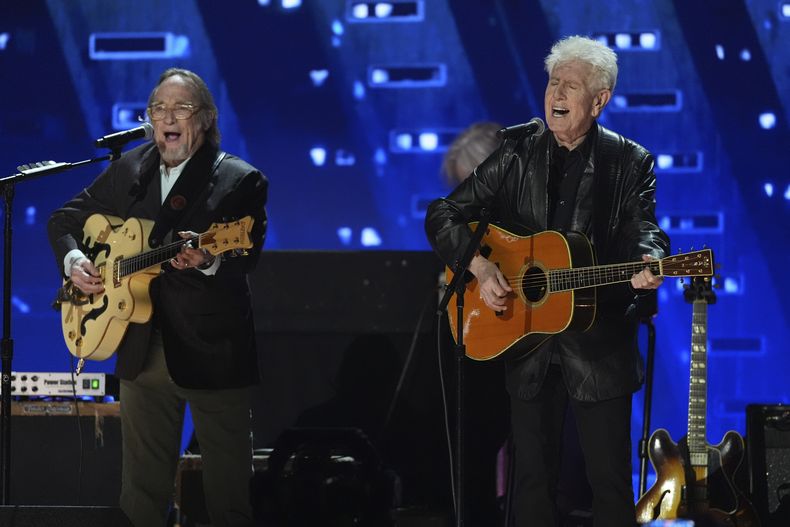 Stephen Stills, izquierda, y Graham Nash actúan durante el concierto benéfico de FireAid el jueves 30 de enero de 2025 en The Forum en Inglewood, California.(Foto AP/Chris Pizzello)