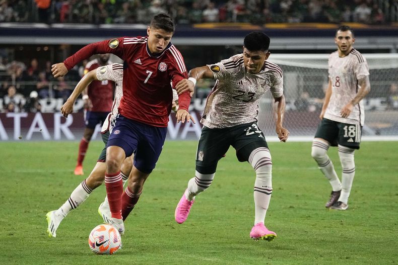 El delantero de Costa Rica Anthony Contreras controla el balón mientras el mexicano Jesús Gallardo lo defiende en el encuentro de cuartos de final de la Copa Oro el sábado 8 de julio del 2023. (AP Foto/Sam Hodde)