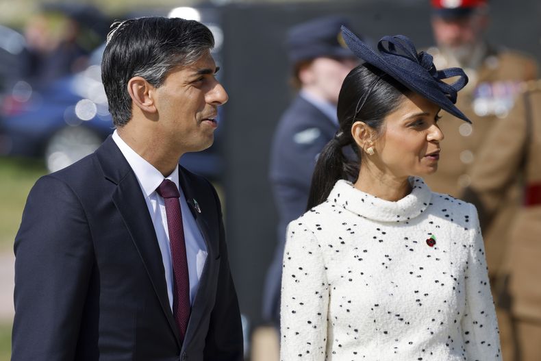 El primer ministro británico, Rishi Sunak, y su esposa, Akshata Murty, asisten a una ceremonia conmemorativa del 80º aniversario del desembarco aliado del Día D de la Segunda Guerra Mundial en Normandía, en el Memorial Británico de Normandía de Ver-sur-Mer, el jueves 6 de junio de 2024. (Ludovic Marin/Pool via AP)